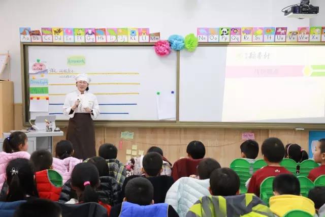 看,“国际班”和“中华老字号”的甜蜜之约 看,“国际班”和“中华老字号”的甜蜜之约