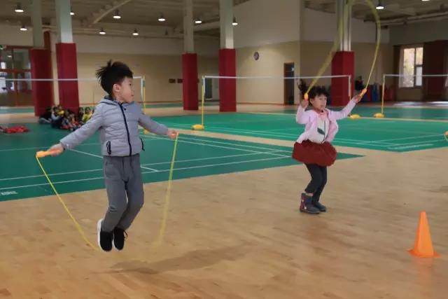 跳绳飞舞显风采,多彩王府扬自信 跳绳飞舞显风采,多彩王府扬自信