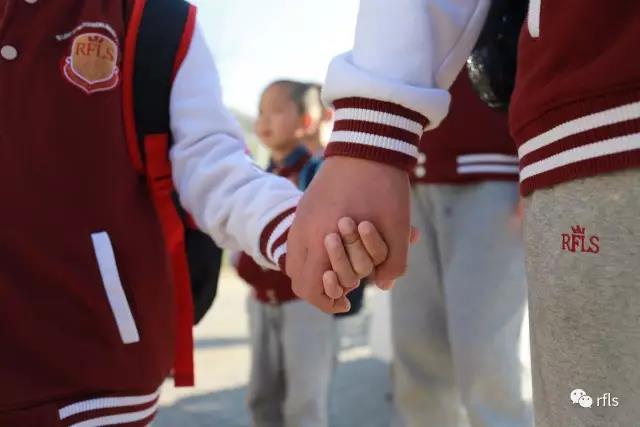 【春游日】大手拉小手,我们一起去春游! 【春游日】大手拉小手,我们一起去春游!