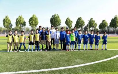 滚动的足球，奔跑的王府少年