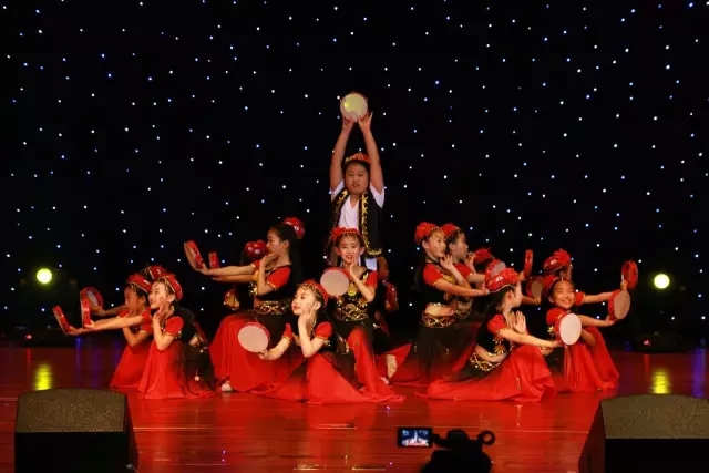 舞悦花开,盛放王府——小学部舞蹈专场演出 舞悦花开,盛放王府——小学部舞蹈专场演出