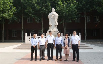 中国图书进出口（集团）总公司总经理张纪臣访问我校