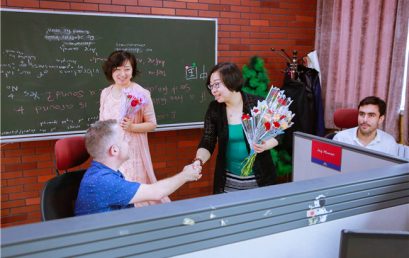 送鲜花，送祝福|王府校区喜迎第33个教师节