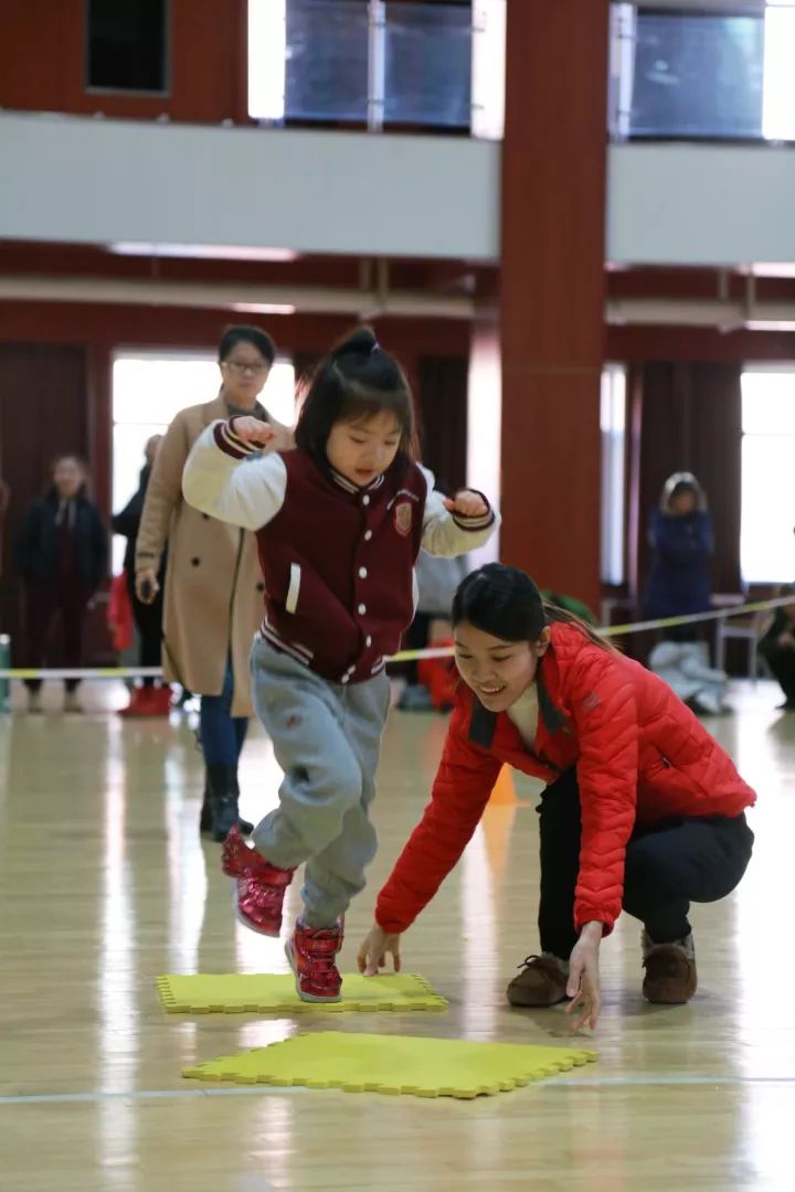 大手牵小手,一起来运动——幼小班亲子运动会 大手牵小手,一起来运动——幼小班亲子运动会