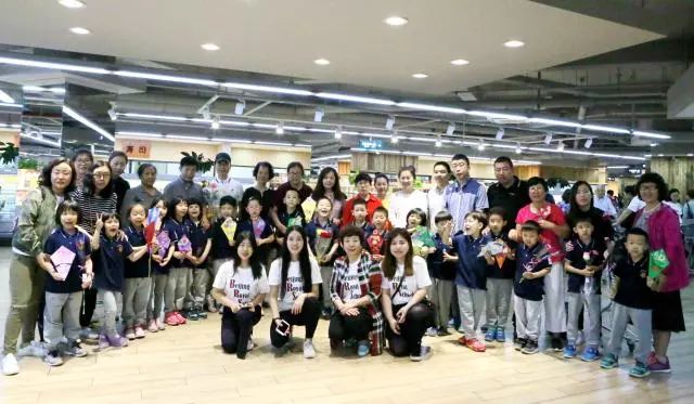 BRFLS Students Explore Supermarket To Find The Best Gifts For Their Moms