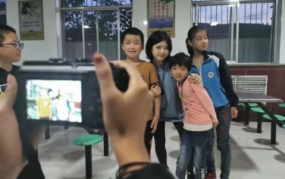 这个00后女摄影师 执着用镜头支持公益