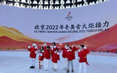 北京冬奥会火炬接力现场，王府娃最美歌声传递冰雪梦想